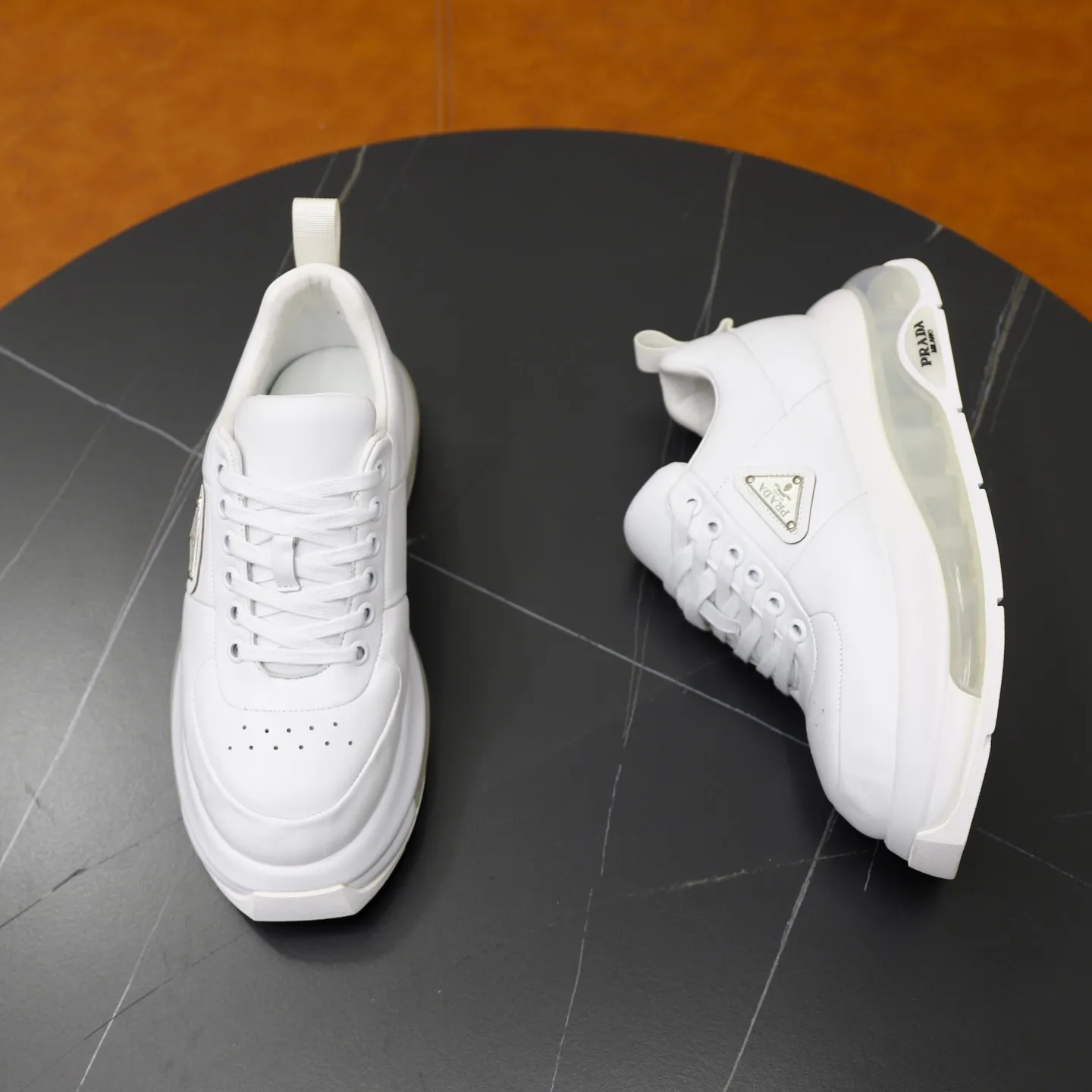 Ex-factory price: 640 💰Prada/Prada Men's casual delivery, using imported cowhide leather upper, Prada triangle logo, lambskin lining, original air cushion bottom, rubber sewing technology, rubber bottom layer, excellent shock absorption effect, comfortable on the feet! Size: 39-44 (45, 46 customized)